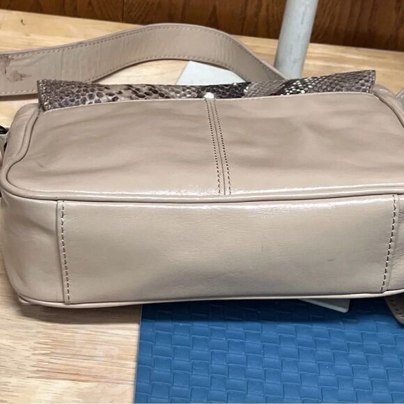 Brand New Tan Leather &  Snakeskin  Crossbody With Agate Stone Closure - Picture 7 of 13